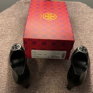 Tory Burch - Alice 85MM Wedge Mestico Black Silver